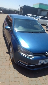 Blue vw polo 6 2018 model in a very good condition