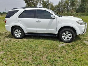 Used Toyota Fortuner 3.0 D4D raised body auto for sale in Gauteng