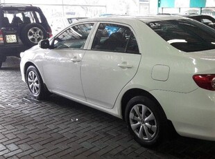 2010 Toyota Corolla Sedan 1. 3 White