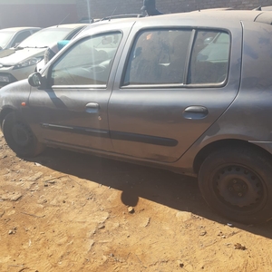 Renault Clio 2 1.4 16v 2003 model stripping for spares