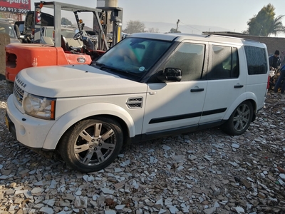White Land Rover Discovery 4 TDV6 Stripping for Spares and Body Parts