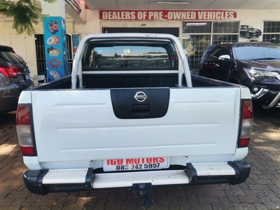 2015 Nissan NP300 2.4 4×4 manual 153000km Mechanically perfect with Clothes Seat
