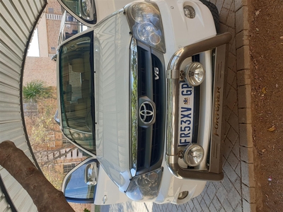 Selling my Fortuner 4l v6 4x4 2009 model, car is in an exelent condition