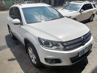 2013 Volkswagen Tiguan 2.0 TDI Track + Field 4Motion DSG, White with 130000km available now!