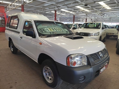 2015 NISSAN NP300 2.5TDi LWB WITH ONLY 146000KMS, CALL BIBI 082 755 6298
