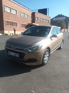 2015 Hyundai i20 1.4 Fluid, Gold with 98000km available now!