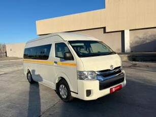 Toyota Hiace 2.5D-4D bus 14-seater GL