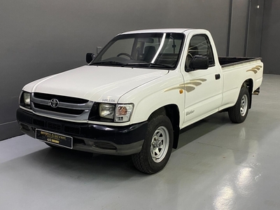 2005 Toyota Hilux 2400D For Sale