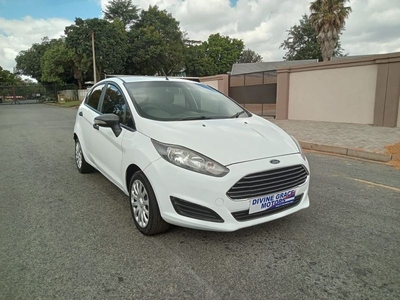 Ford Fiesta 1.4 Ambiente, White with 74000km, for sale!
