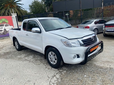 2015 Toyota Hilux 2.5 D-4D Xtra Cab in excellent condition and full service history, 105000km, R17