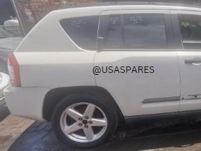 2008 Jeep Compass 2.4 LTD A-T white stripping for spares.