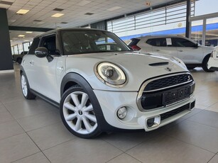 2015 MINI Cooper S Mark IV (141 kW)