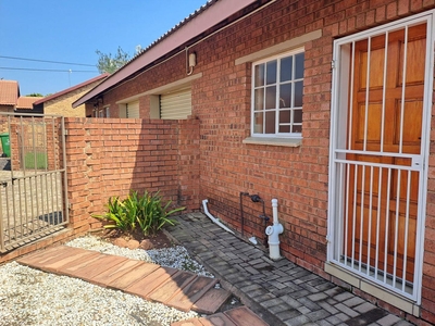 1 Bedroom Townhouse to rent in Middelburg South