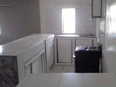 Spacious 2 Bedrooms Flat Apartment for Rent in Jan Niemand Park, Eastlynne Preto