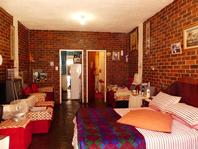 Bachelor flats to rent R3 100 in up-market part of Pretoria North. Located near