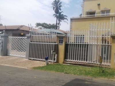 3 Bedroom townhouse - sectional rented in Greymont, Johannesburg