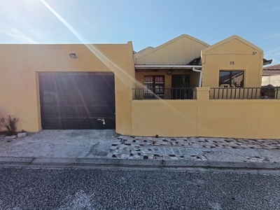 4 Bedroom House For Sale in Ilitha Park