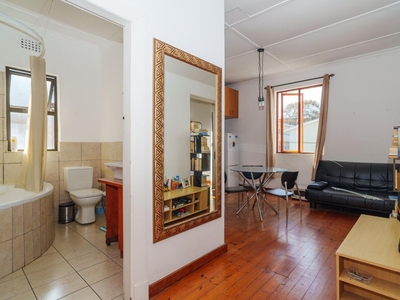 2 Bedroom Apartment For Sale in Rondebosch