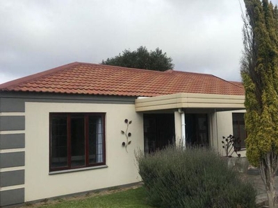 2 Bedroom townhouse - sectional for sale in Langenhovenpark, Bloemfontein