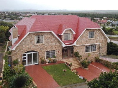 4 Bedroom House For Sale in Aston Bay
