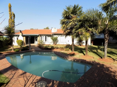 3 Bedroom House For Sale in Weltevreden Park