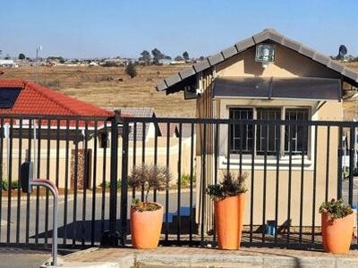 Townhouse For Rent In Witpoortjie, Roodepoort