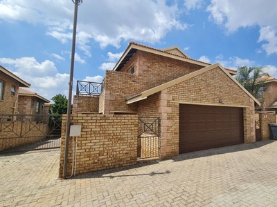 3 Bedroom townhouse - sectional for sale in Honeydew Manor, Roodepoort