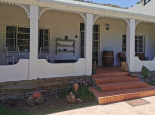 LARGE HOME WITH TWO FLATLETS ON SMALLHOLDING – LADY GREY – EASTERN CAPE