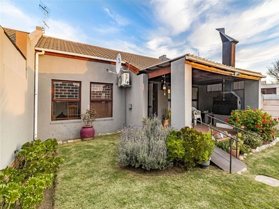 2 Bedroom House Sold in Somerset West Central