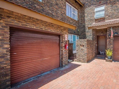 3 Bedroom duplex apartment for sale in Florida Lake, Roodepoort