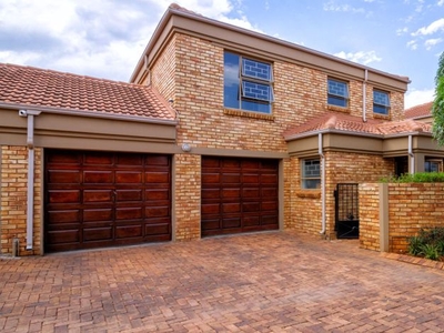 3 Bedroom duplex townhouse - sectional for sale in Willowbrook, Roodepoort