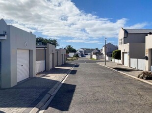 Lock up and Go! Beautifully kept single storey townhouse