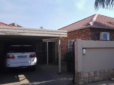 3 Bedroom Simplex For Sale in Theresapark