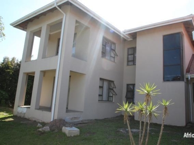 8 Bedroom House For Sale in Beacon Bay