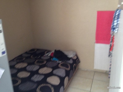 Bachelor Room To Rent in Lombardy East