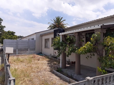 3 Bedroom Townhouse For Sale in Groenvallei