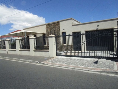 6 Bedroom House For Sale in Athlone