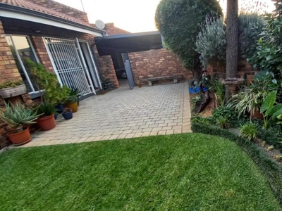 4 Bedroom townhouse - sectional to rent in Brentwood Park, Benoni