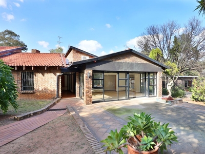 7 Bedroom House To Let in Bryanston