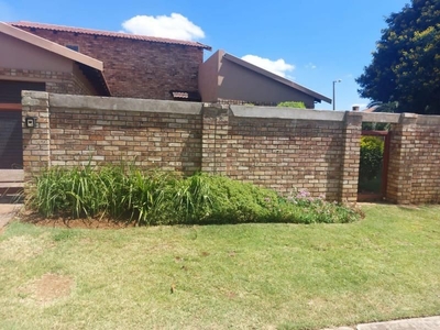 Beautiful Cosy family Home in one of lovely Prime Estate you will find in Rustenburg