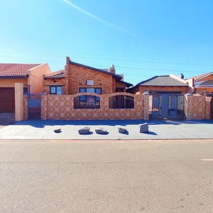3 Bedroom House for Sale in Protea North