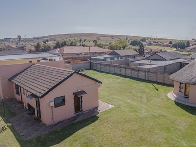 3 bedroom townhouse for sale in Lenasia South