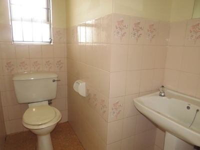 2 bedroom apartment to rent in Roodepoort Central