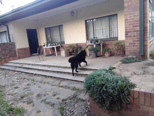 3 Bedroom House with Bachelors flat for sale in Ermelo