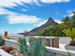 Luxury 5 bed Camps Bay villa w glorious views