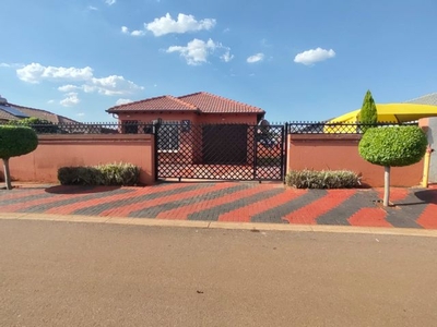 2 Bedroom House For Sale in The Orchards