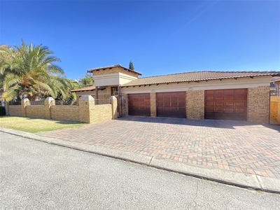 4 Bedroom Gated Estate For Sale in Sonneveld