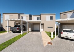3 Bedroom Townhouse For Sale in Somerset Lakes