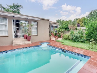 3 Bedroom Townhouse For Sale in Douglasdale