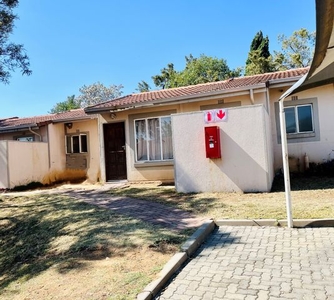 3 Bedroom House For Sale in Country View